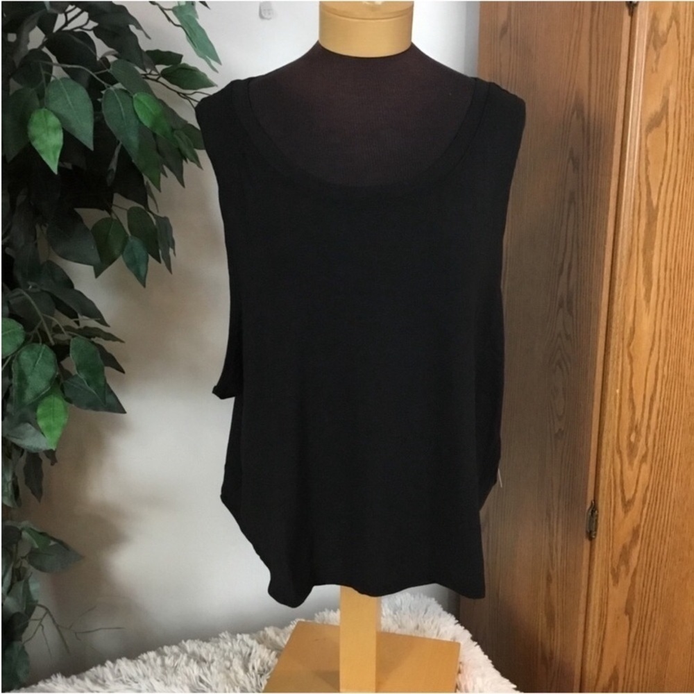 SO twist back muscle tank Woman’s Juniors size 3XL cropped rounded hem